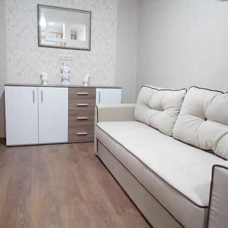 Two-Bedroom Apartment In The Center Khmelʼnytsʼkyy Екстериор снимка